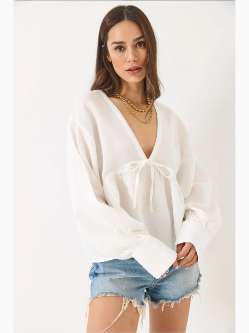 Blusa curta texturizada decote em v com laço lucci - Kiabi Blusa curta texturizada decote em v com laço lucci - Kiabi