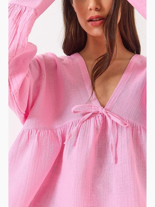 Blusa curta texturizada decote em v com laço lucci - Kiabi