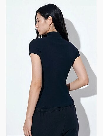 Blusa de algodão justa com meio gola alta busem