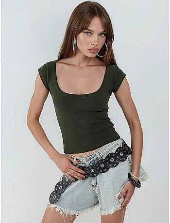 Blusa de corte justo canelada com decote em u busem