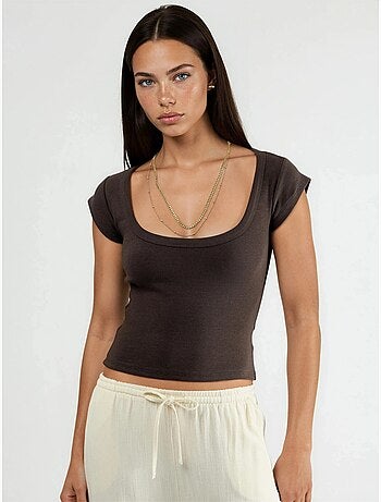Blusa de corte justo canelada com decote em u busem