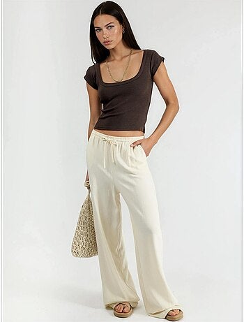 Blusa de corte justo canelada com decote em u busem