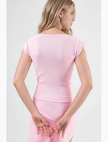 Blusa de corte justo canelada com decote em u busem