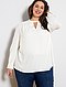     Blusa de gola alta e abertura em V vista 1
