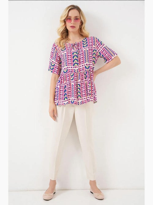 Blusa de gola redonda com padrão e detalhe de laço bdart - Kiabi Blusa de gola redonda com padrão e detalhe de laço bdart - Kiabi