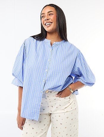 Blusa de gola redonda e mangas compridas