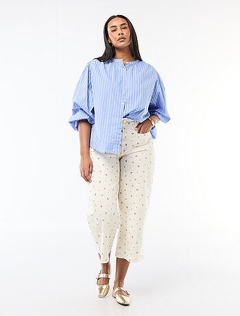 Blusa de gola redonda e mangas compridas