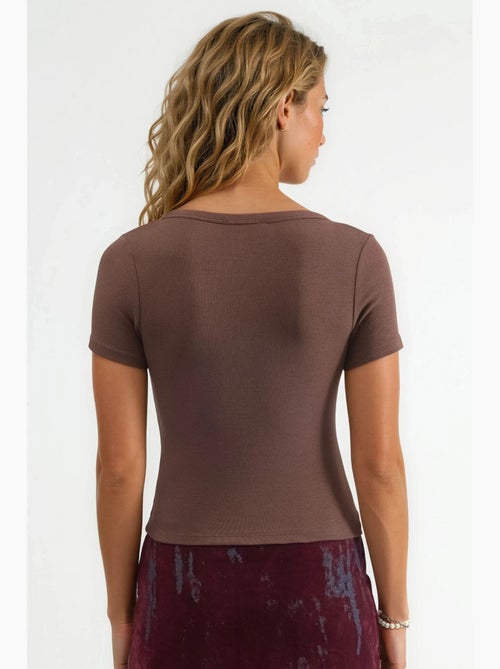 Blusa de malha com decote em v, manga curta e fecho de botões busem - Kiabi Blusa de malha com decote em v, manga curta e fecho de botões busem - Kiabi