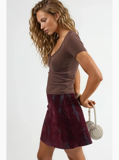 Blusa de malha com decote em v, manga curta e fecho de botões busem - Kiabi Blusa de malha com decote em v, manga curta e fecho de botões busem - Kiabi