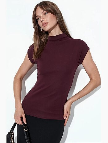 Blusa de malha justa com gola alta e mangas curtas tipo capa busem