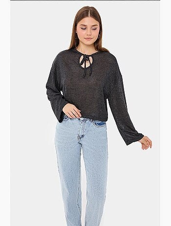 Blusa de malha solta com gola redonda e detalhe de atilhos hiccup