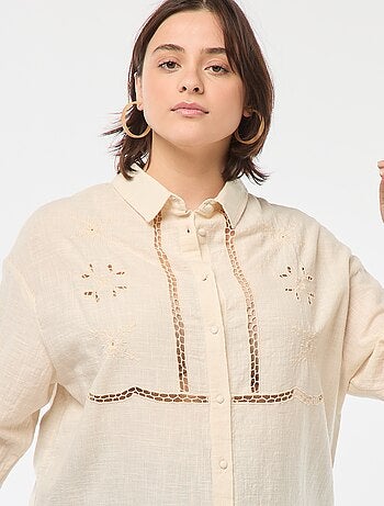 Blusa de manga comprida com bordados ajurados