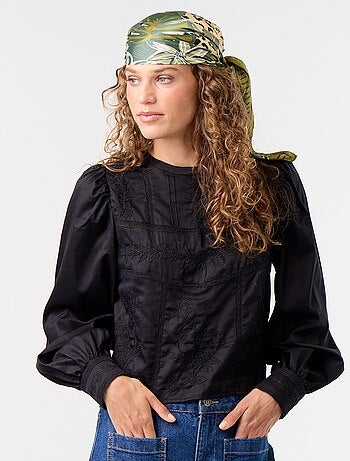 Blusa de manga comprida com bordados