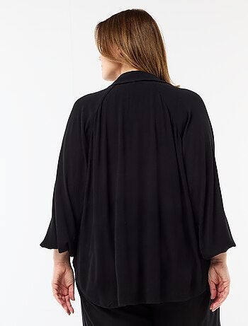 Blusa de manga comprida com gola de pontas soltas