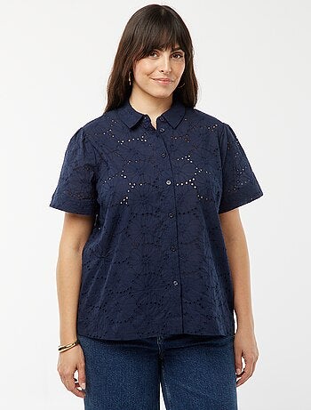Blusa de manga curta com bordado inglês