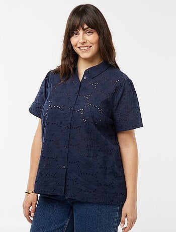 Blusa de manga curta com bordado inglês