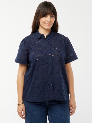 Blusa de manga curta com bordado inglês