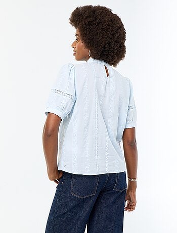 Blusa de manga curta com bordados