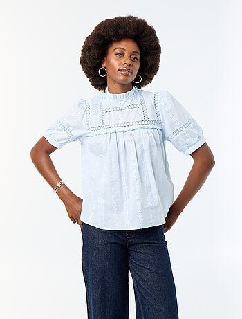Blusa de manga curta com bordados