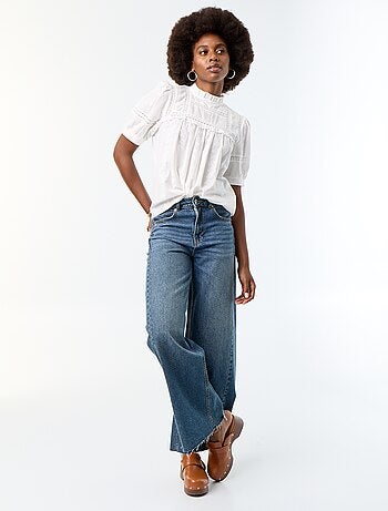 Blusa de manga curta com bordados