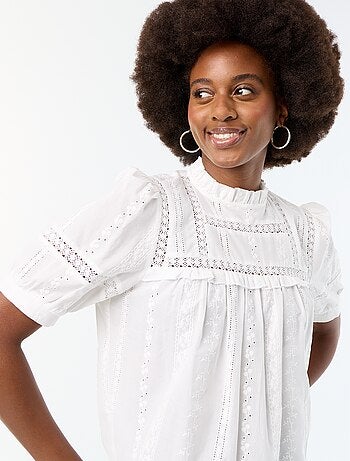 Blusa de manga curta com bordados