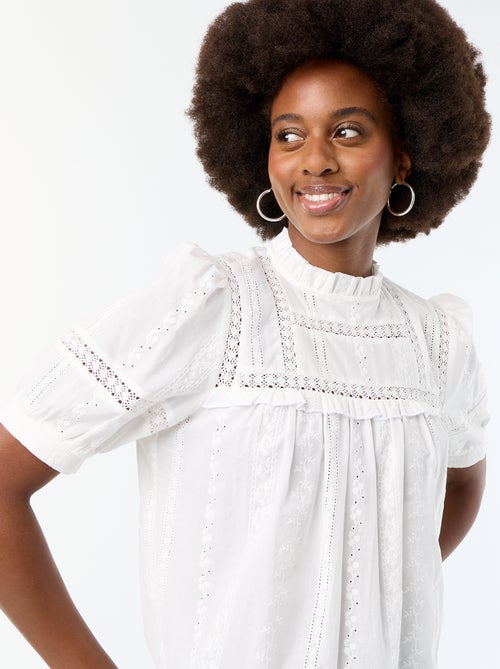 Blusa de manga curta com bordados - Kiabi