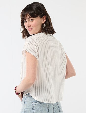 Blusa de manga curta com decote em V