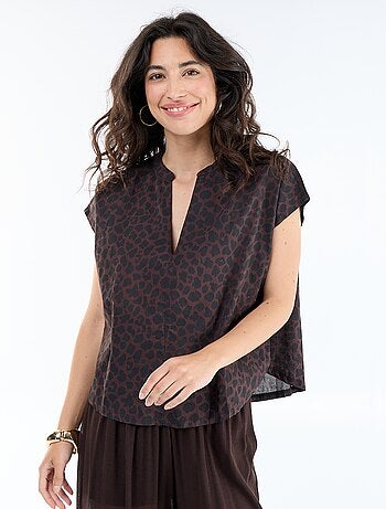Blusa de manga curta com decote em V