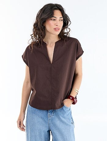 Blusa de manga curta com decote em V