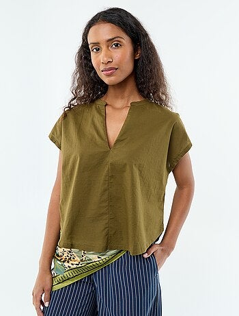 Blusa de manga curta com decote em V