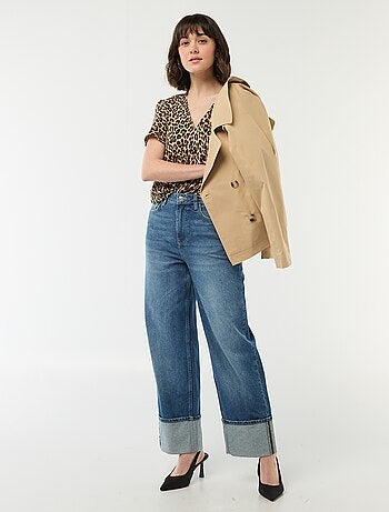 Blusa de manga curta e decote em V