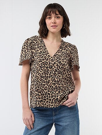 Blusa de manga curta e decote em V
