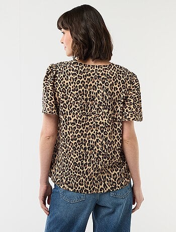 Blusa de manga curta e decote em V