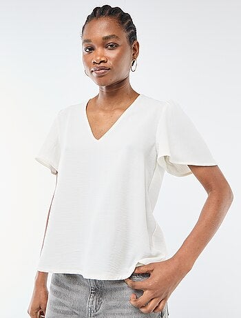 Blusa de manga curta e decote em V