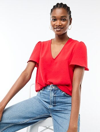 Blusa de manga curta e decote em V