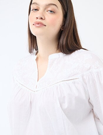 Blusa de mangas compridas com bordados