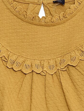 Blusa de mangas compridas com gola redonda e peitilho com folhos e bordados