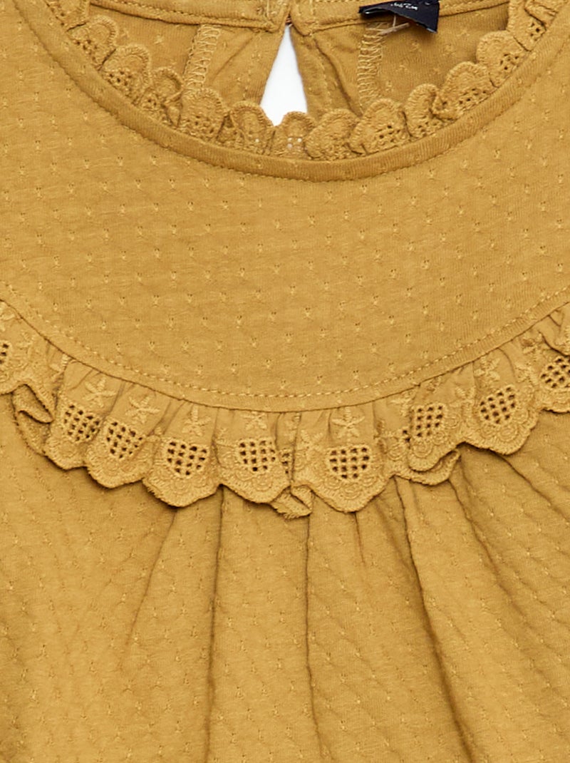 Blusa de mangas compridas com gola redonda e peitilho com folho e bordados Bege - Kiabi