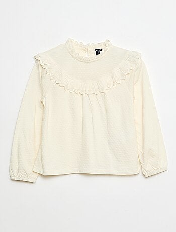 Blusa de mangas compridas com gola redonda e peitilho com folhos e bordados