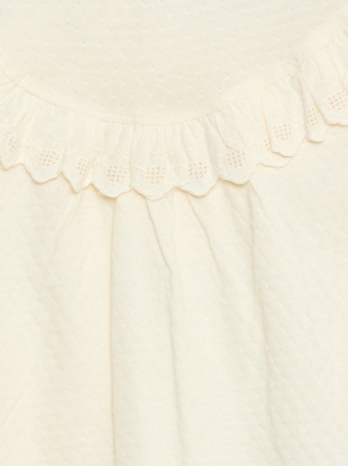 Blusa de mangas compridas com gola redonda e peitilho com folhos e bordados - Kiabi