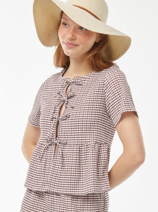 Blusa de material crepe com abertura de apertar com laço