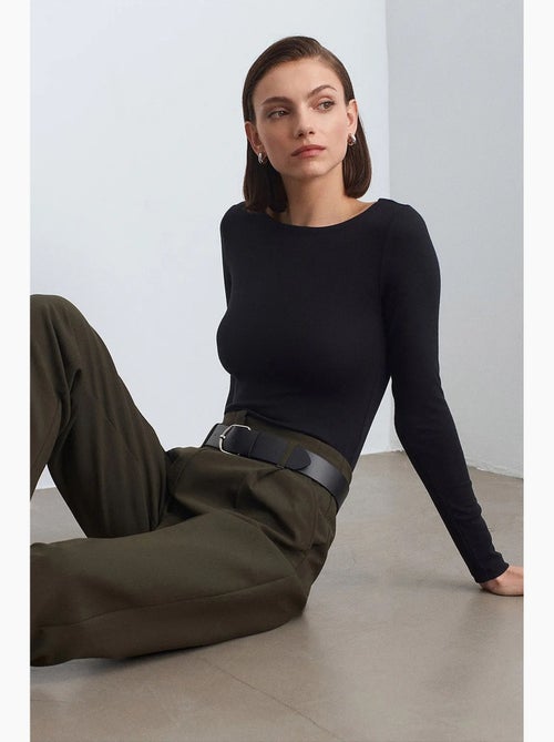 Blusa de mulher slim fit com decote barco e manga comprida dilvin - Kiabi Blusa de mulher slim fit com decote barco e manga comprida dilvin - Kiabi