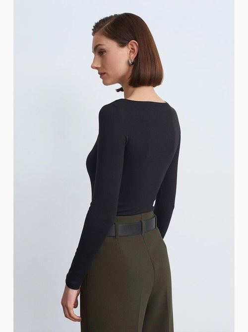 Blusa de mulher slim fit com decote barco e manga comprida dilvin - Kiabi Blusa de mulher slim fit com decote barco e manga comprida dilvin - Kiabi
