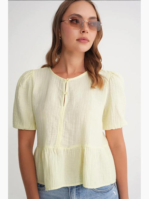 Blusa de musselina texturizada com decote redondo e botões mixray - Kiabi Blusa de musselina texturizada com decote redondo e botões mixray - Kiabi