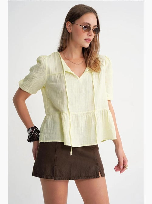 Blusa de musselina texturizada com decote redondo e viés mixray - Kiabi Blusa de musselina texturizada com decote redondo e viés mixray - Kiabi