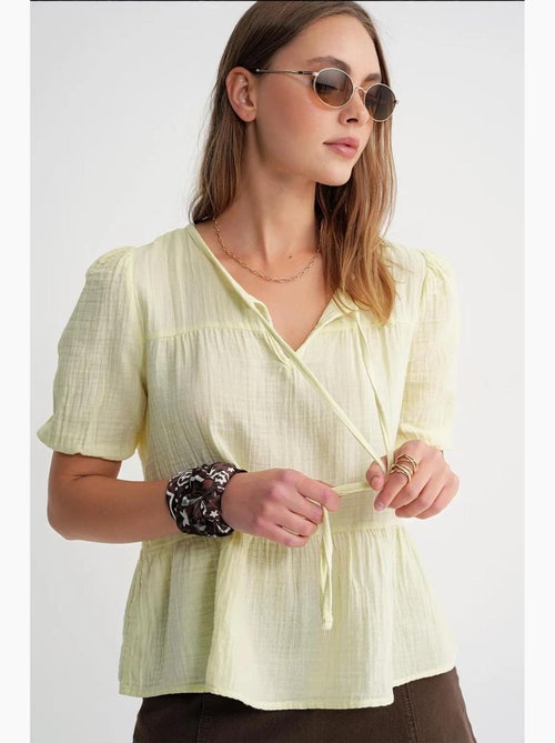 Blusa de musselina texturizada com decote redondo e viés mixray - Kiabi Blusa de musselina texturizada com decote redondo e viés mixray - Kiabi