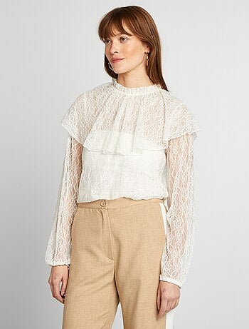 Blusa de renda com folhos