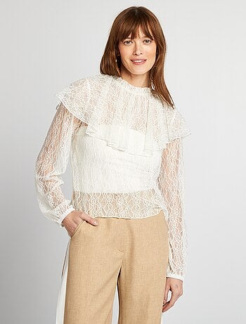 Blusa de renda com folhos