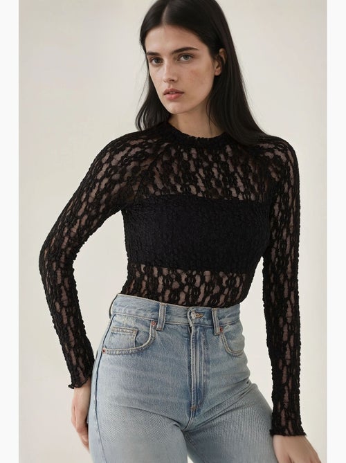 Blusa de renda guipura slim fit com gola redonda hiccup - Kiabi Blusa de renda guipura slim fit com gola redonda hiccup - Kiabi