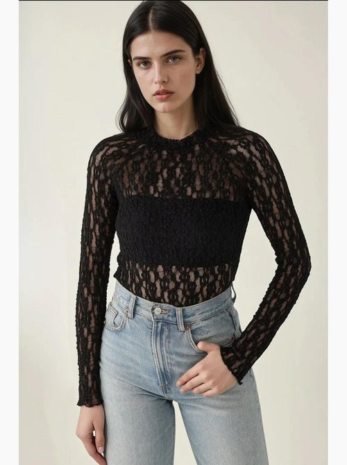 Blusa de renda guipura slim fit com gola redonda hiccup - Kiabi Blusa de renda guipura slim fit com gola redonda hiccup - Kiabi